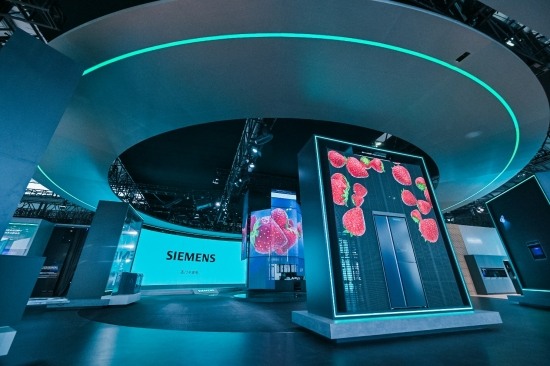 黑胶唱片和它的封面 AI 生成的内容可能不正确。