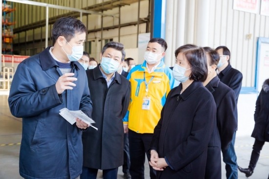 全国人大常委会调研组参观调研北京苏宁快递包装绿色转型(图1)