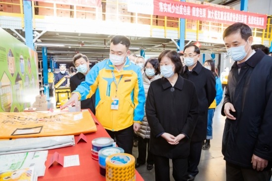 全国人大常委会调研组参观调研北京苏宁快递包装绿色转型(图2)