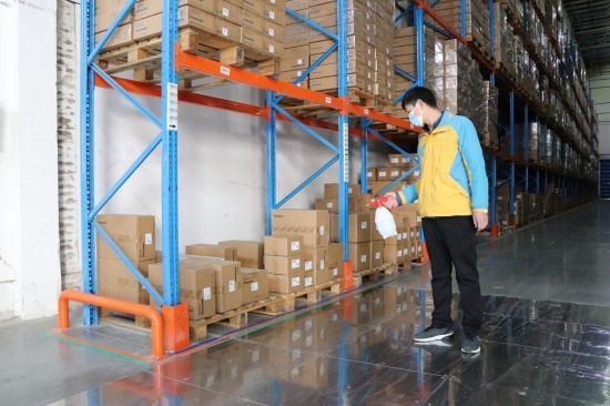 三米线、全程消杀 探访疫情防控升级下的苏宁易购物流(图1)