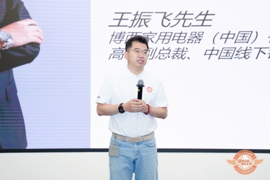 社交网络的手机截图上有人的照片上写着字 AI 生成的内容可能不正确。