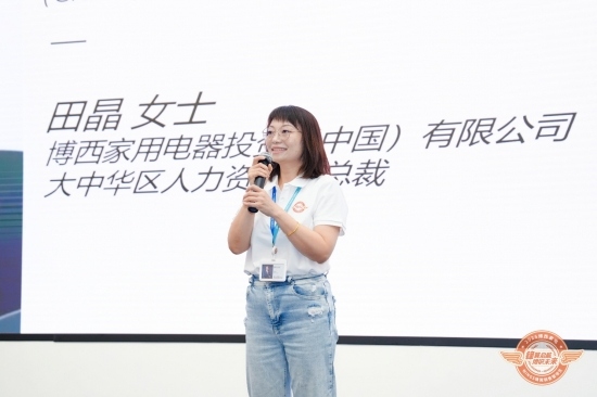 人拿着手机 AI 生成的内容可能不正确。