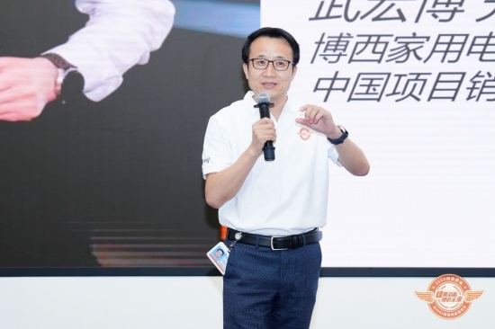 穿白色衣服的人 AI 生成的内容可能不正确。