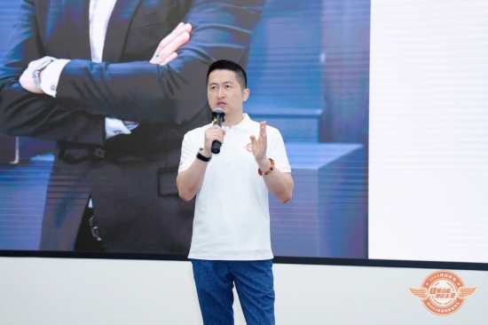 人拿着手机 AI 生成的内容可能不正确。