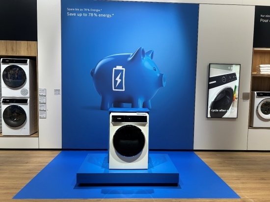 桌子上放着蓝色的电子产品 AI 生成的内容可能不正确。