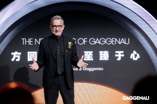 穿着西装笔挺的男子与配字 AI 生成的内容可能不正确。