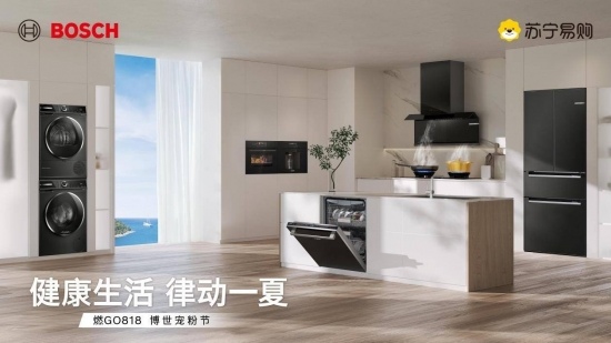 房间里的沙发和电视 AI 生成的内容可能不正确。